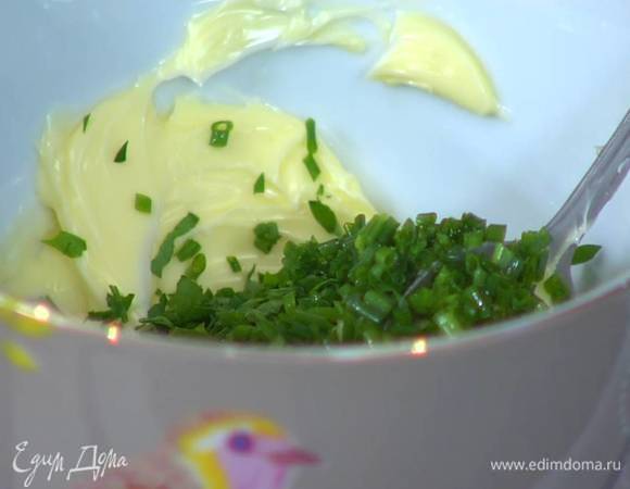 Приготовить зеленое масло: в предварительно размягченное сливочное масло добавить измельченную петрушку и шнитт-лук, посолить и все перемешать.