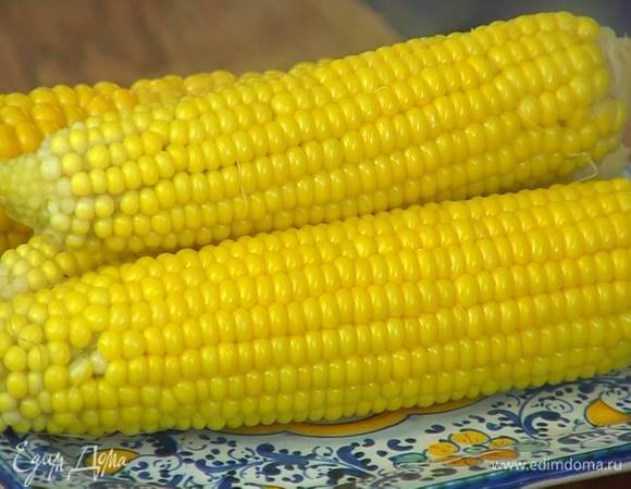 Отваренную кукурузу выложить на тарелку и промокнуть бумажным полотенцем.
