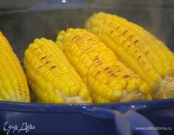 Разогреть сковороду-гриль, смазать ее оставшимся сливочным маслом и обжаривать кукурузу со всех сторон до появления золотистых полосок.