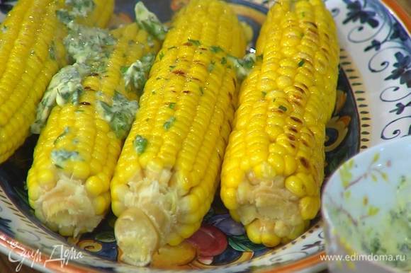 Готовую горячую кукурузу смазать зеленым маслом.