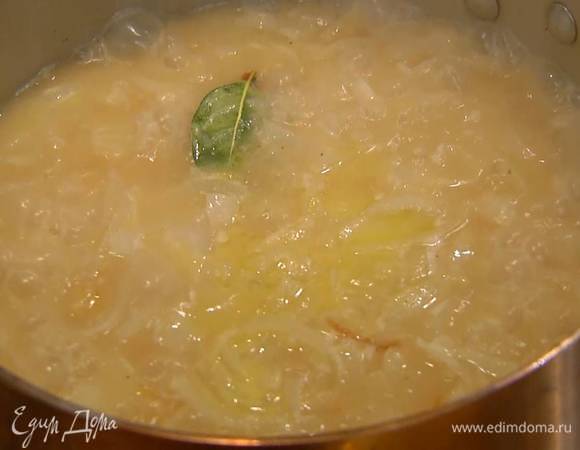 В сковороду с луком всыпать горчичный порошок, перемешать, затем влить сливки, еще раз все перемешать и прогревать на небольшом огне, пока масса не загустеет, затем лавровый лист и гвоздику удалить.