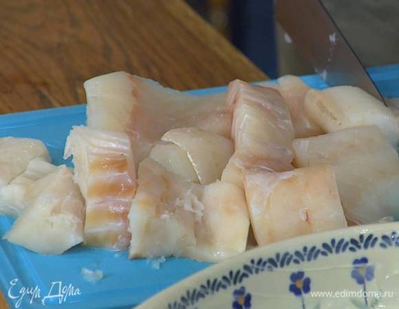 Филе трески нарезать кусочками.