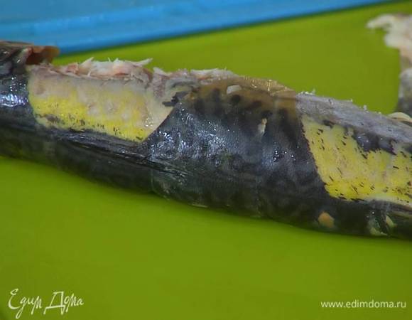 Скумбрию почистить, отделить от костей и разобрать на небольшие кусочки.