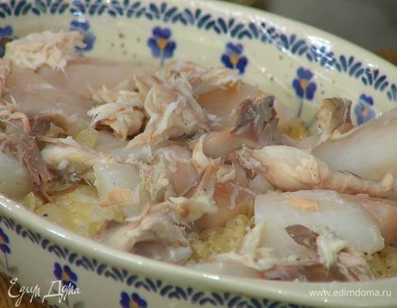 Жаропрочную керамическую форму смазать оставшимся сливочным маслом, выложить половину нарезанной трески, сверху разложить часть скумбрии и половину лука в соусе, посолить и поперчить, затем выложить оставшуюся треску, скумбрию и слой лука с соусом.