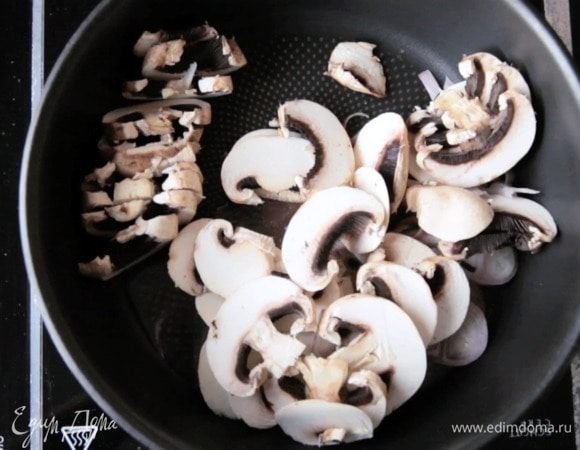 Нагреть два вида масла и обжарить лук, чеснок и грибы 5 минут.