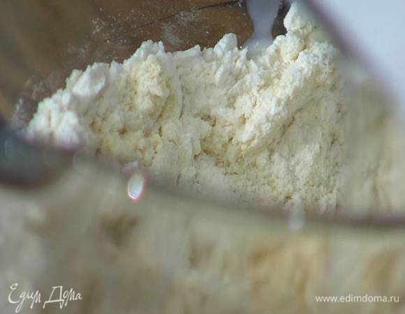 В чаше комбайна соединить 250 г муки, разрыхлитель, соду, щепотку соли, добавить предварительно размягченное сливочное масло и все вымешать в крошку крюком для теста.