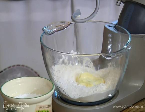 В 150 мл молока всыпать сахарную пудру и все перемешать, так чтобы пудра полностью растворилась, затем влить молоко в чашу с мукой, добавить ванильный экстракт и продолжить вымешивать.