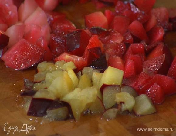 Сливы, удалив косточки, нарезать небольшими кубиками.