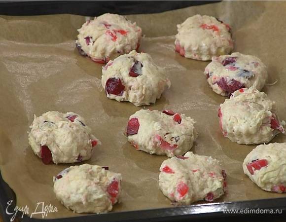 Сформировать из теста пласт толщиной в сантиметр-полтора, кондитерским кольцом вырезать булочки и выложить на выстеленный бумагой для выпечки противень.