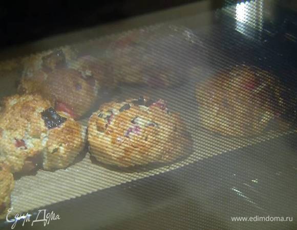 Выпекать сконы в разогретой духовке 20 минут.