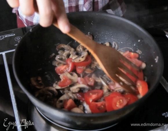 Затем добавить черри и тушить все вместе пару минут.