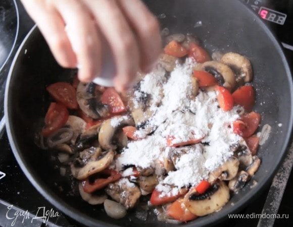 Всыпать муку, хорошо перемешать и прожарить 1 минуту.