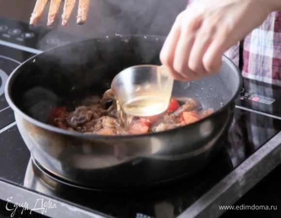 Влить вино, довести до кипения и уварить до густоты.