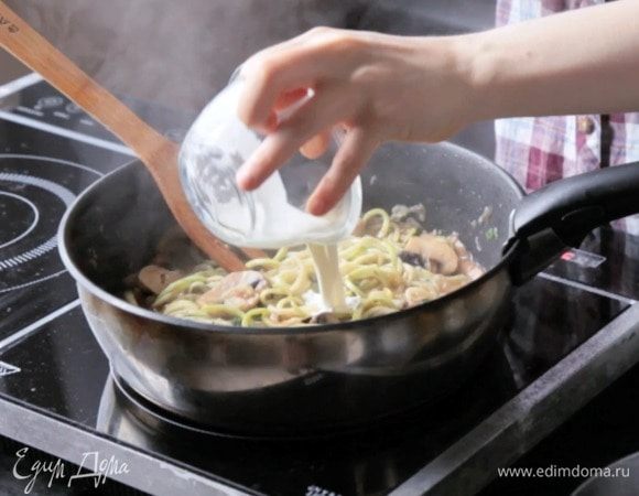 Затем влить сливки и посыпать сыром, хорошо перемешать и протушить все вместе буквально пару минут.