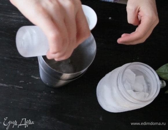 В шейкер положить несколько кубиков льда, добавить водку, сироп и сок. Хорошо втсряхнуть.