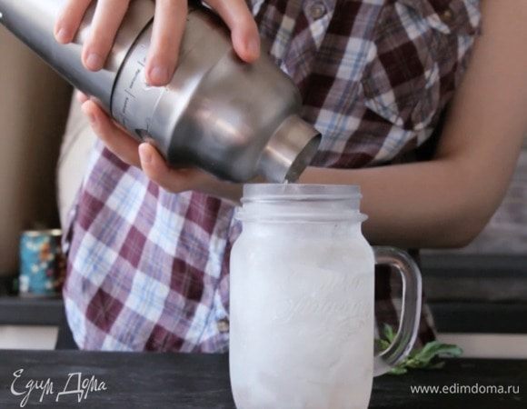 Перелить в стакан, сверху долить содовой по вкусу и добавить льда.