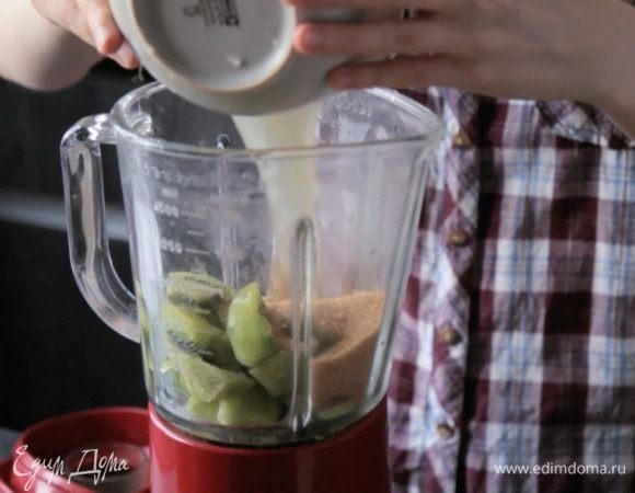 Взбить 5 киви с сахаром и лаймом в блендере.