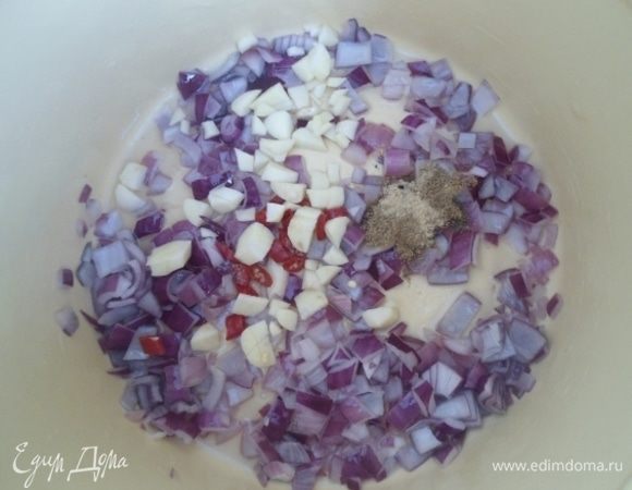 Чеснок и перец чили нарезать крупно и добавить к луку. Туда же всыпать специи (кориандр, воздику, имбирь). Потушить вместе все одну минуту. Запах стоит невероятный! Если вы любитель кетчупа поострее, смело добавляйте 2 чили-перчика.