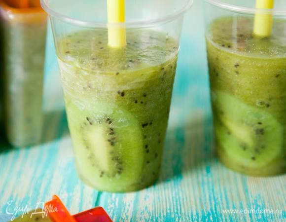 В формочку положить по кружочку киви, залить смесью и убрать в морозилку минимум на 4 часа. Вместо специальных формочек можно использовать одноразовые пластиковые стаканчики, а в качестве палочки — обычную трубочку.