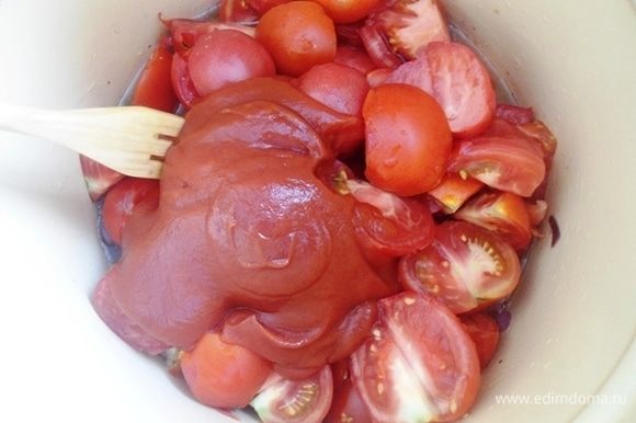 Добавить томатную пасту соль, сахар и уксус. Перемешать. Дать закипеть, убавить огонь и включить таймер на 45 минут.