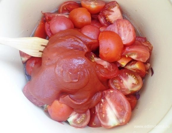 Добавить томатную пасту соль, сахар и уксус. Перемешать. Дать закипеть, убавить огонь и включить таймер на 45 минут.