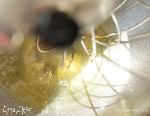 Взбить белок в крепкую пену и, продолжая взбивать, всыпать постепенно сахар (75 г).