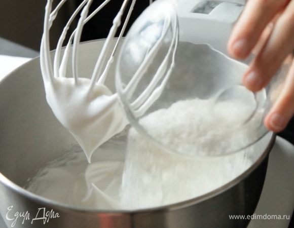 В конце примешать кокосовую стружку (50 г).