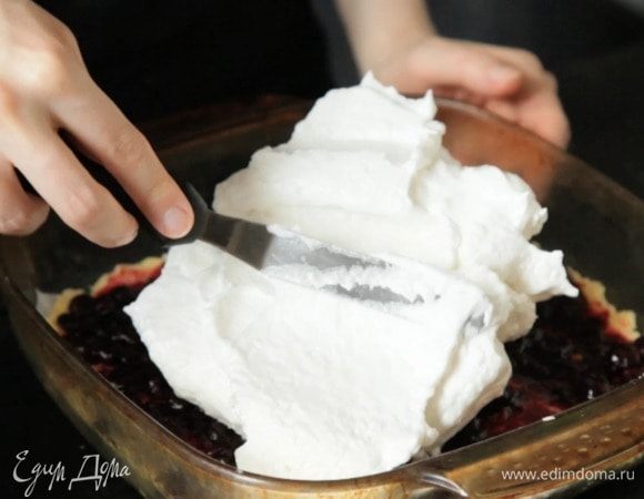 Выложить на тесто с джемом и разровнять. Запекать 25 минут.