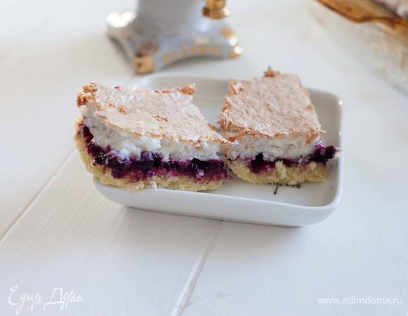 Дать полностью остыть пирожному в форме, а затем разрезать на порции. Хранить 2 дня в герметичном контейнере.