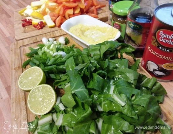 Как и всегда при приготовлении азиатской еды нужно все ингредиенты подготовить и нарезать или натереть заранее, потому что готовка происходит очень быстро, и время на это просто не хватит. Итак, морковь, перец, кабачок, мангольд, зеленый лук нарезать. Чеснок и имбирь натереть на терке. 