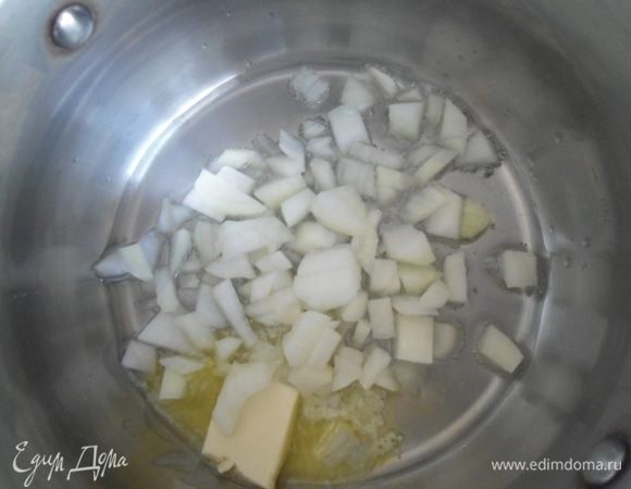Добавить оба вида масла в кастрюлю, всыпать нарезанный лук. Тушить 2 минуты, помешивая.