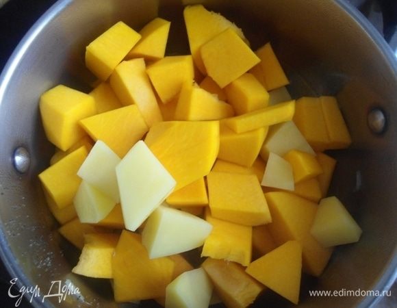 Тыкву и картофель очистить, нарезать крупными кубиками и добавить в кастрюлю.