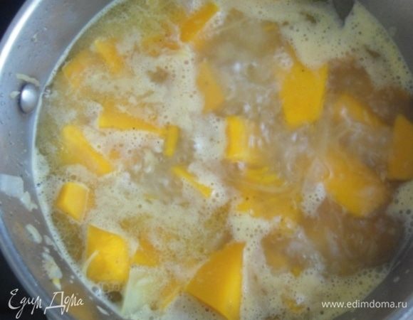 Залить кипятком, посолить и варить на среднем огне 20 минут (до готовности овощей).
Лавровый лист удалить обязательно!