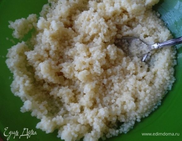 Кускус залить кипятком (1 к 2 или как указано на упаковке). Присолить, размешать и накрыть крышкой. Оставить на 5 минут до впитывания воды.