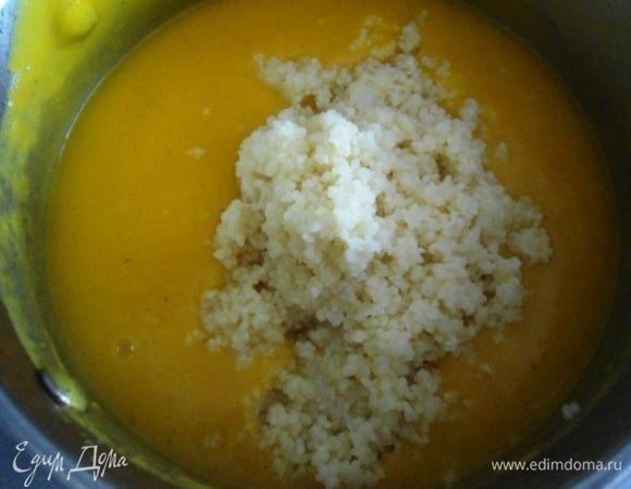 Всыпать кускус в суп-пюре, размешать.