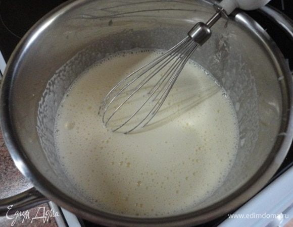 Затем массу перелить опять в сотейник и на среднем огне при постоянном помешивании довести до загустения. Минут 10-15.