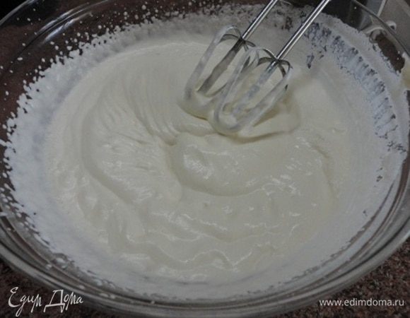 Сливки взбить в крепкую пышную массу. 