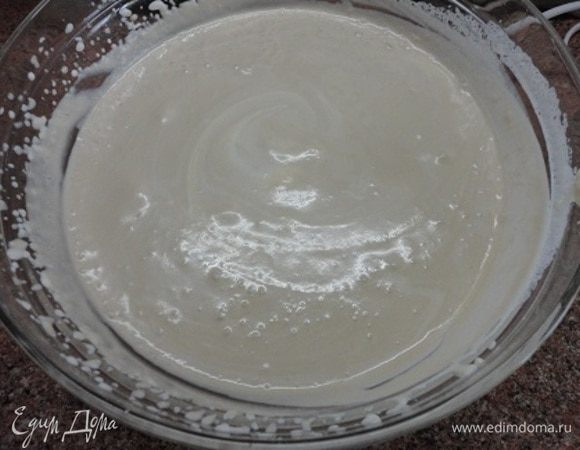 В полностью остывший крем ввести сливки, добавить ликер. Перемешать и перелить в формы для заморозки. Поместить в морозильную камеру и через 1,5-2 часа перемешивать или пробивать блендеров, чтобы предотвратить образование ледяных кристаллов.