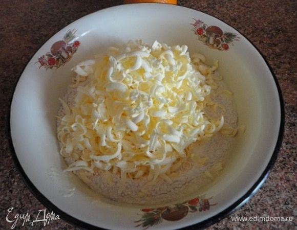 Для основы приготовить тесто. Для этого холодное масло натереть в миску с мукой и солью и замесить тесто.