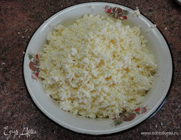 Творог протереть через сито, даже если он очень мягкий. Так он станет нежным, практически превращая начинку в суфле.