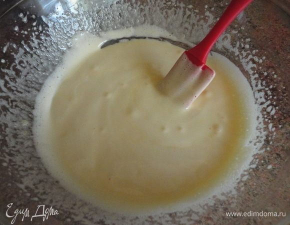 За это время отдельно взбить белки со щепоткой соли, а желтки с сахаром.