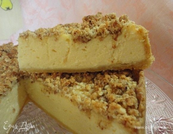 Действительно, начинка напоминает по структуре суфле с ярким ароматом миндаля и хрустящей миндальной корочкой.