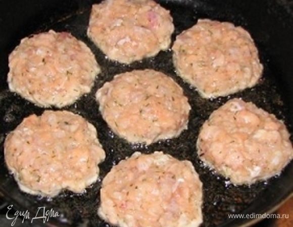Из готового фарша формируем котлеты. Жарим в разогретой сковороде с растительным маслом до румяной корочки. Приятного аппетита!