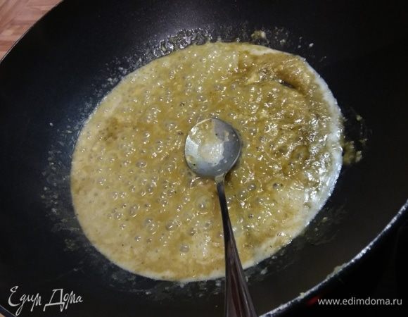 В большую сковороду выложить 4-5 ст. л. кокосового молока, пасту карри (паста сама по себе острая, так что регулируйте остроту по своему вкусу). Добавить кашицу из чеснока и имбиря. На среднем огне довести до кипения и обжарить 1-2 минуты. 