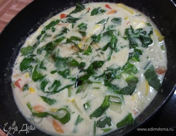 Добавить мангольд (в оригинальном рецепте был салат пак-чой, но ни у меня, ни в списке ингредиентов его не оказалось. Можно заменить на шпинат). Добавить сок лайма, рыбный соус, снять с огня. 