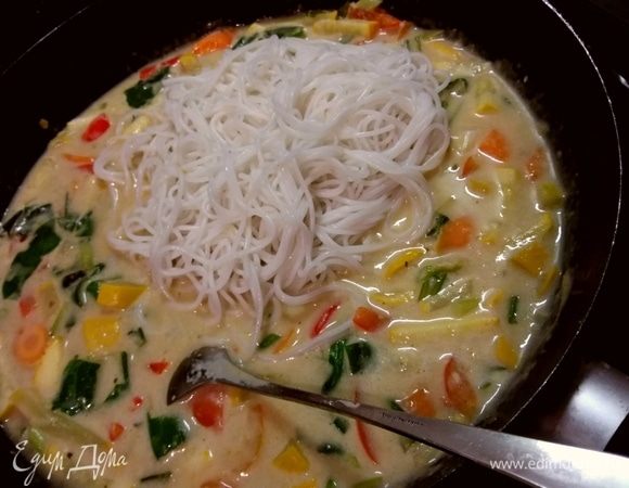 Смешать с лапшой.