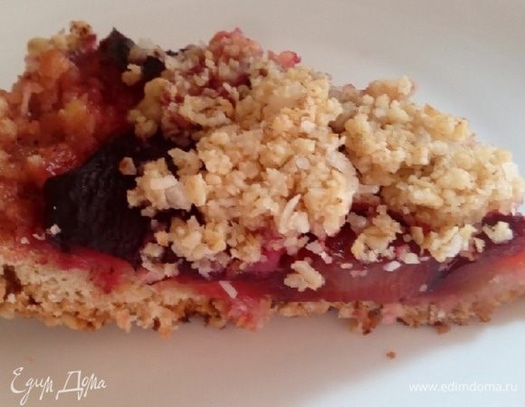 Даем готовому пирогу немного остыть, а затем вынимаем при помощи пекарской бумаги. Режем на кусочки и наслаждаемся.