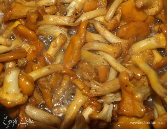 Добавляем лисички и быстро обжариваем.

