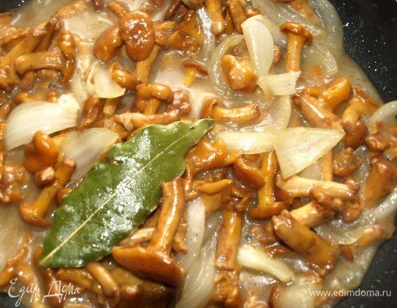 Тушим, пока жидкость почти не уварится. Добавляем муку и хорошо перемешиваем, чтоб мука равномерно распределилась.