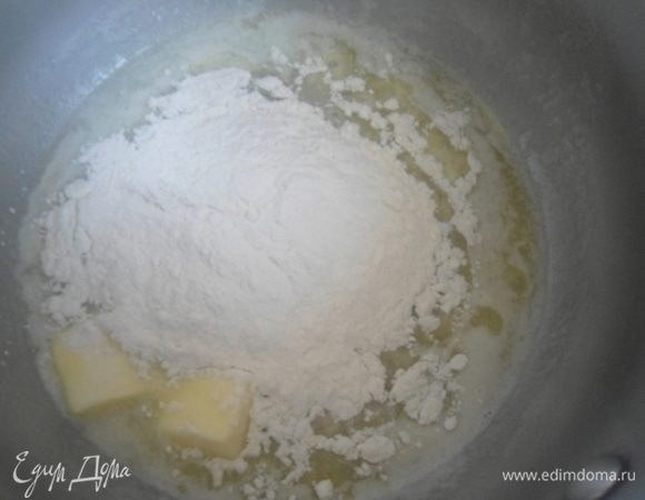 Духовку включить разогревать до 230°С.
Начнем с приготовления соуса бешамель. В кастрюльке разогреть сливочное масло, всыпать муку.